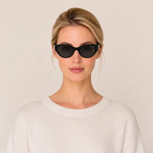 Mira Black glasses on Ava in a Le Seven Reference Look